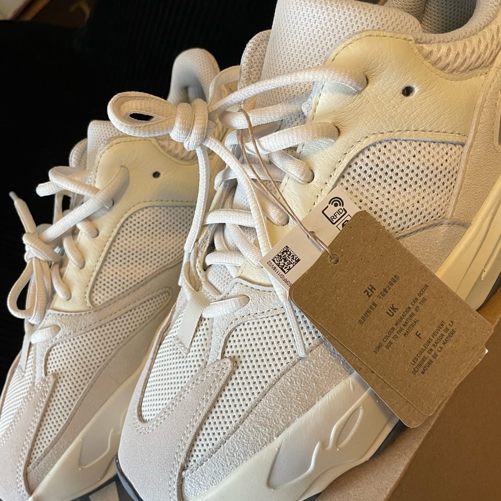 YEEZY 700 ANALOG YEEZY DAY